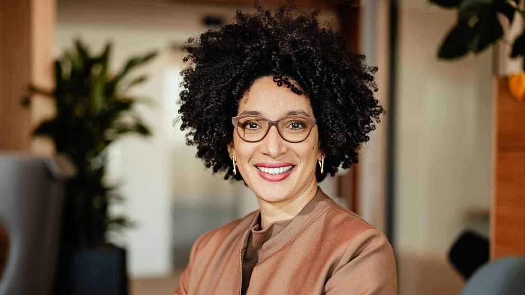 Kenza Ait Si Abbou - Geschäftsführerin, Vordenkerin, AI Leadership Expertin